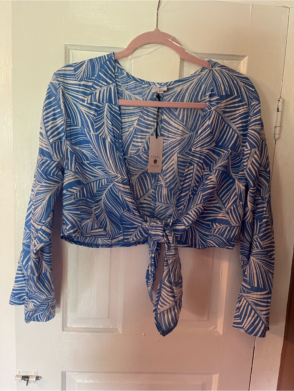 Shade & Shore Blue and White Leaf-Print Tie-Front Crop Blouse
